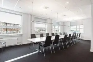 Stoler rundt et bord i et møterom